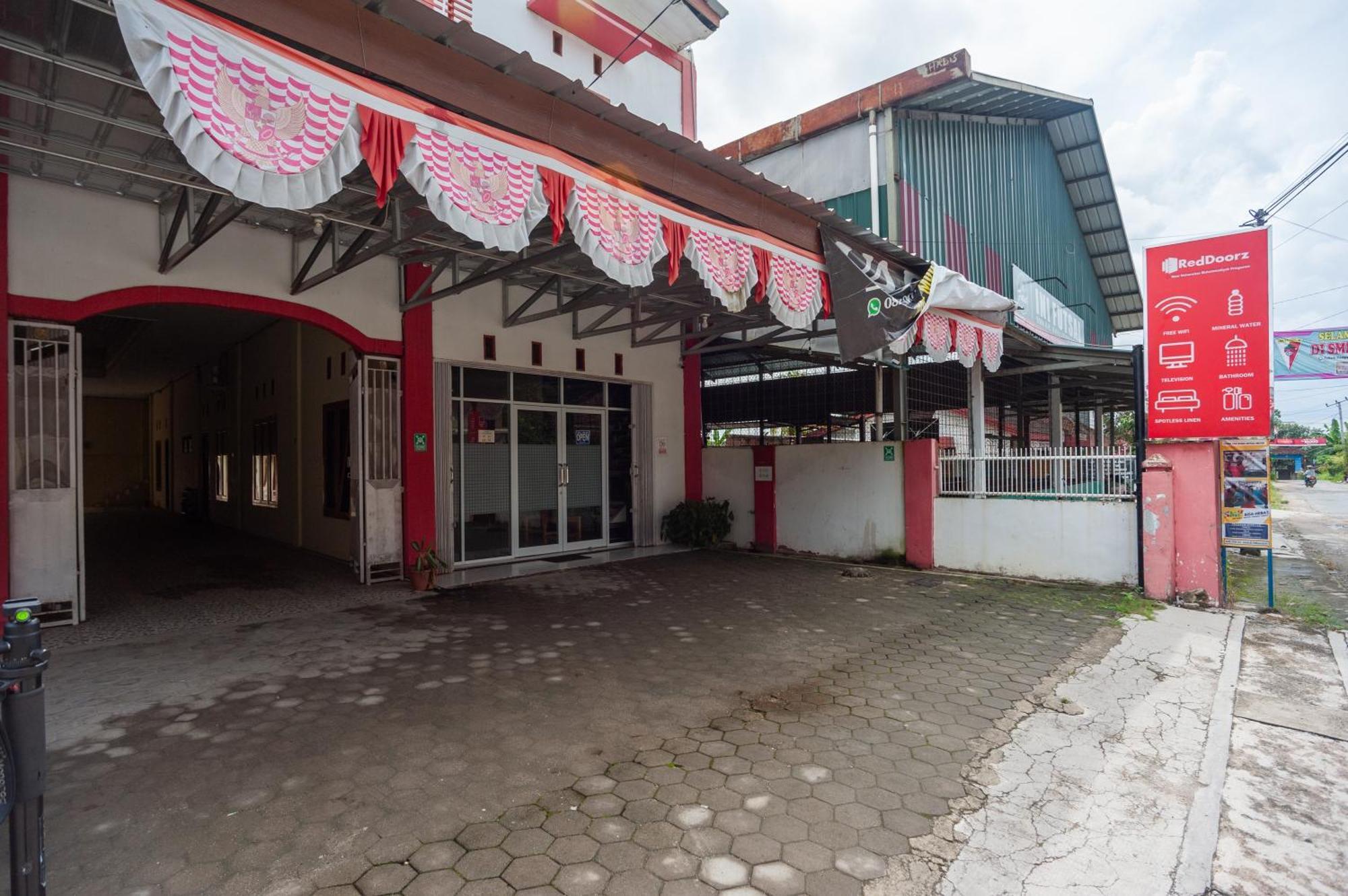 RedDoorz near Universitas Muhammadiyah Pringsewu Margakaya  Bagian luar foto